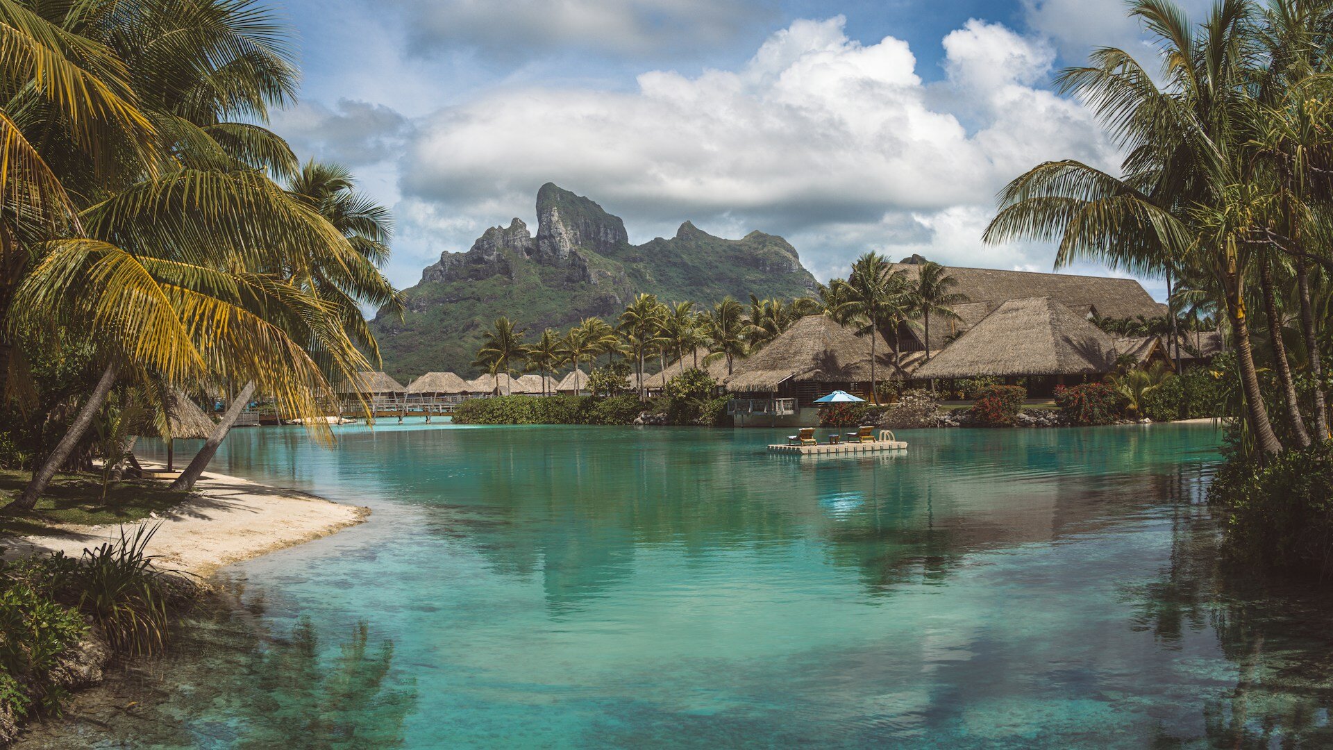 Berge im Hintergrund im Vordergrund Over-Water Villen