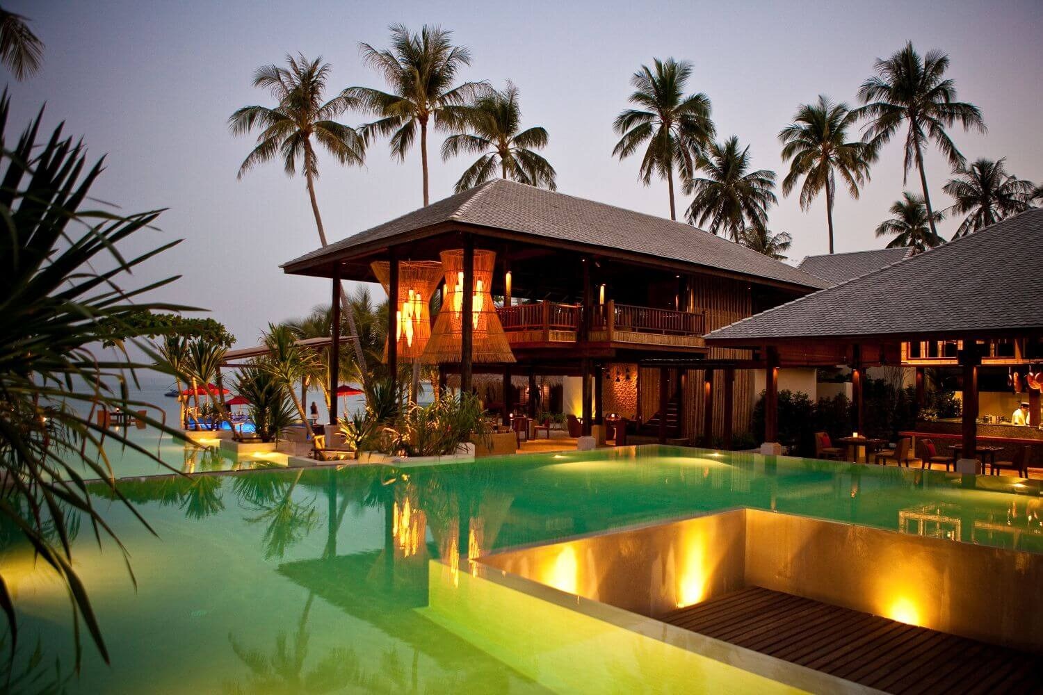 anantara-rasananda-koh-phangan-restaurant-familienluxusreise pool am abend beleuchtet 