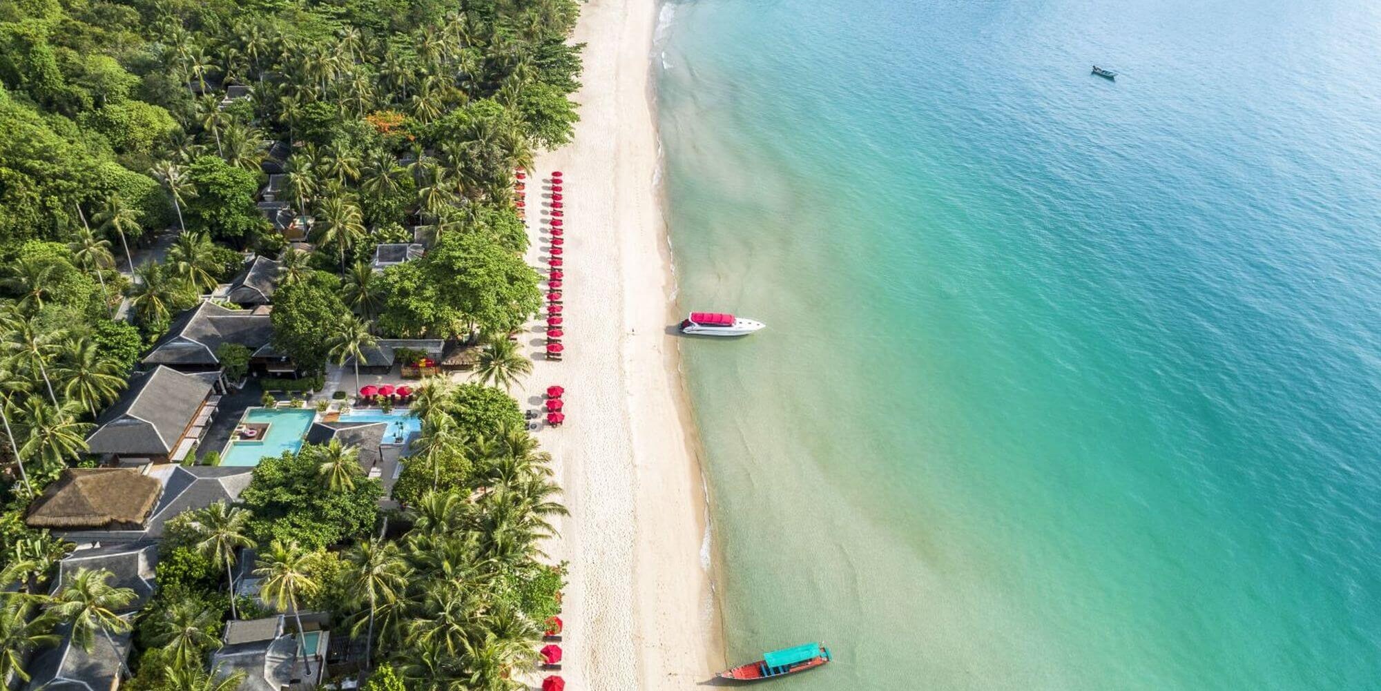 anantara-rasananda-koh-phangan langer sandstrand mit palmen