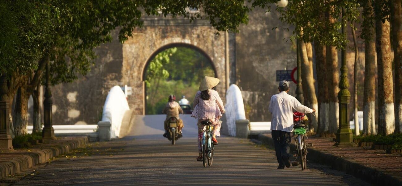 azerai la residence frau fährt fahrrad