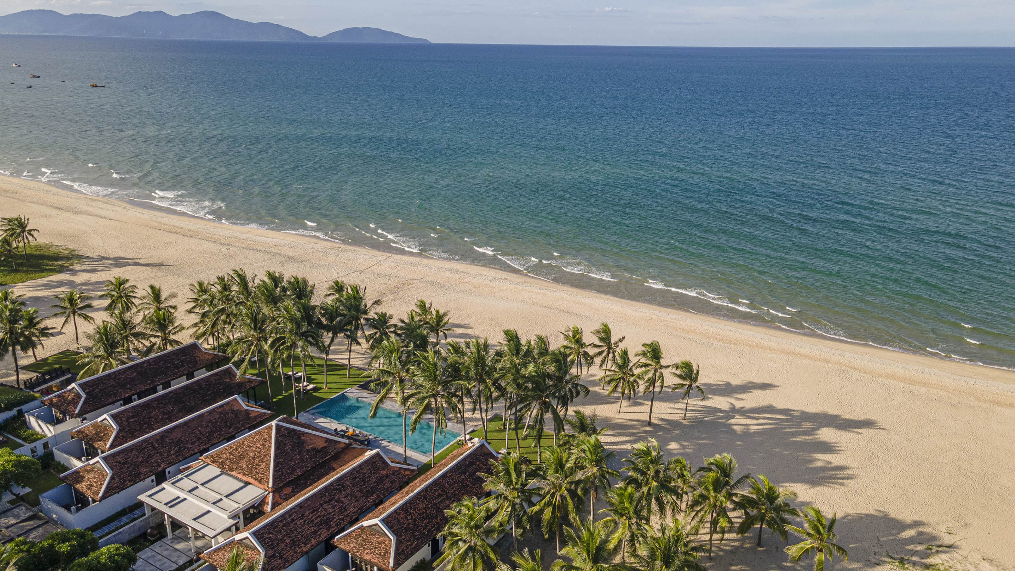 four seasons the nam hai strand mit Palmen