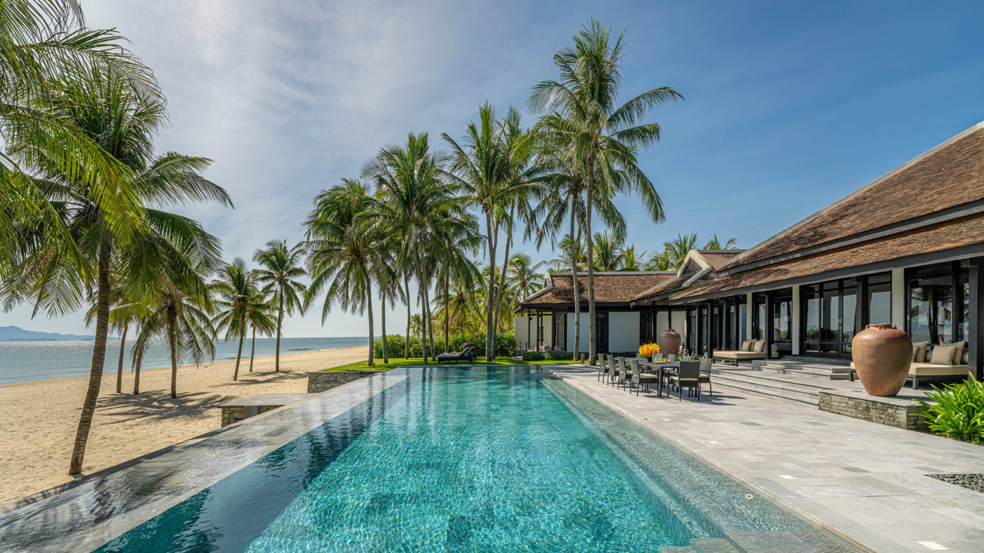 four seasons the nam hai pool mit Palmen