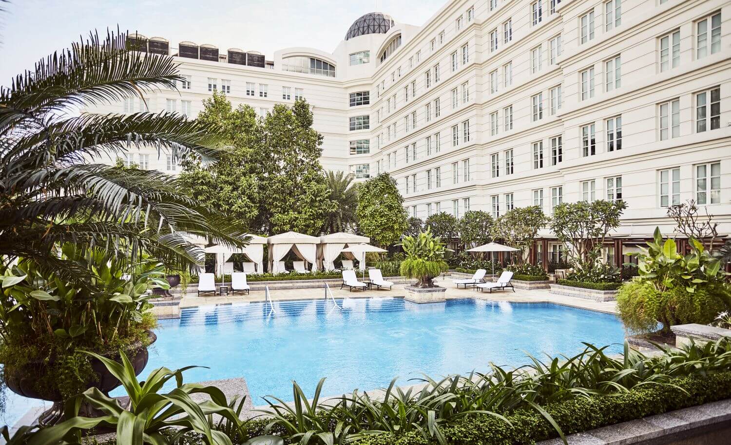 park hyatt saigon pool familienluxusreise