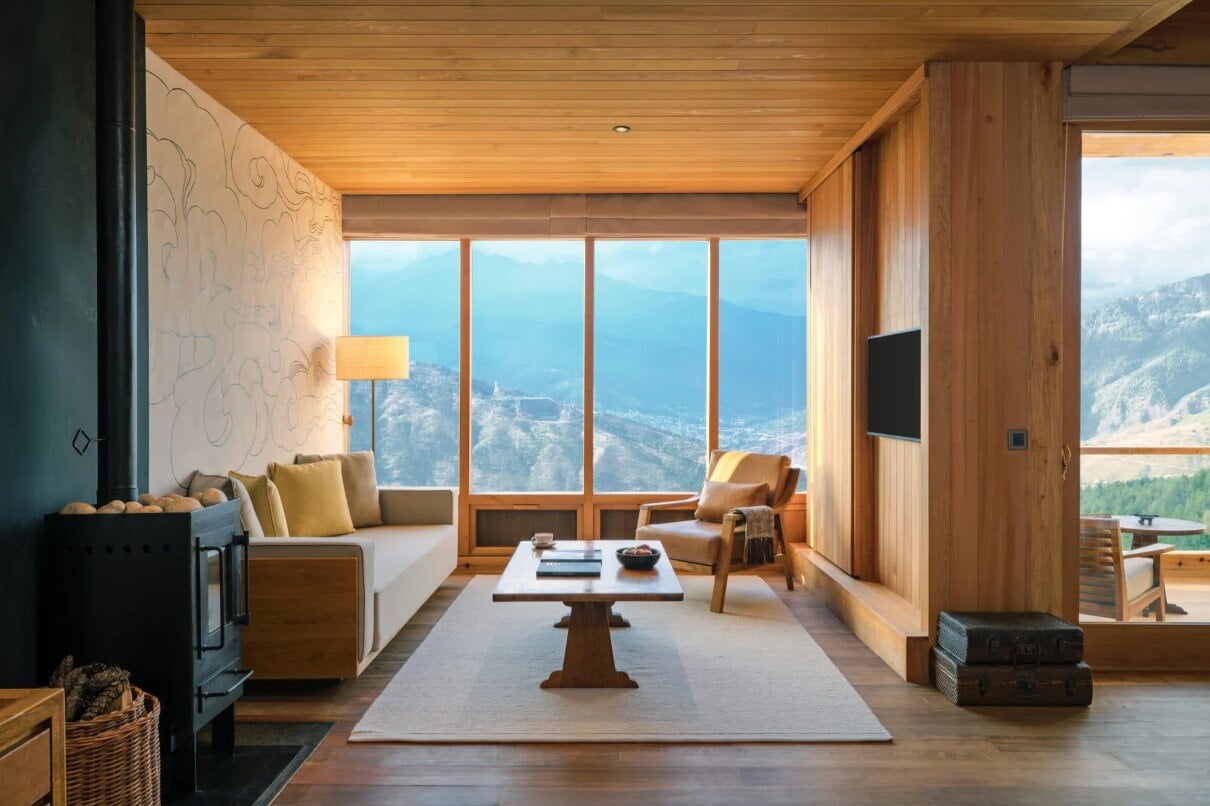 Six Senses Thimphu Wohnraum mit Kaminofen