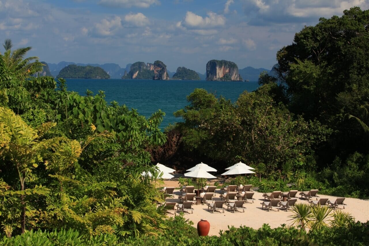 Six-Senses-Yao-Noi-familienluxusreise strand mit sonnenliegen