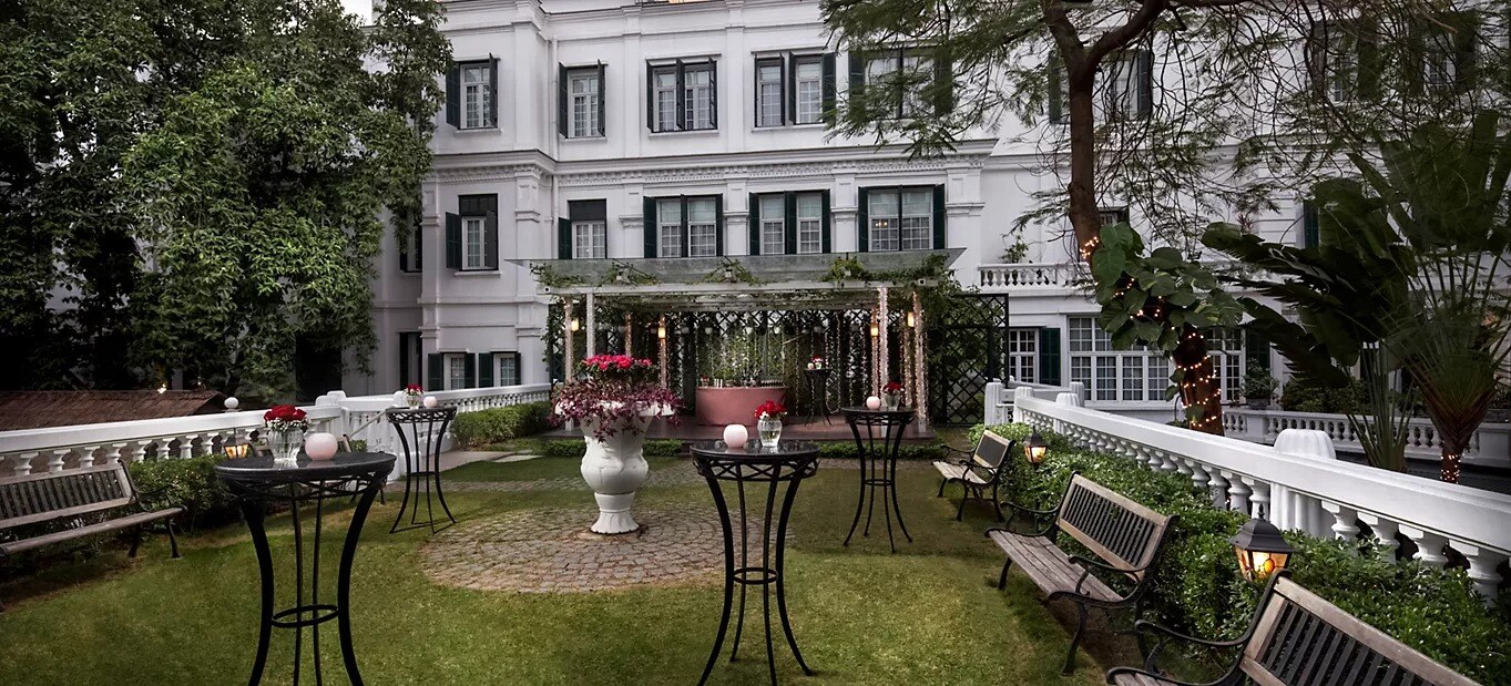 Sofitel-legend-metropole-hanoi-familienluxusreisen garten mit tischen