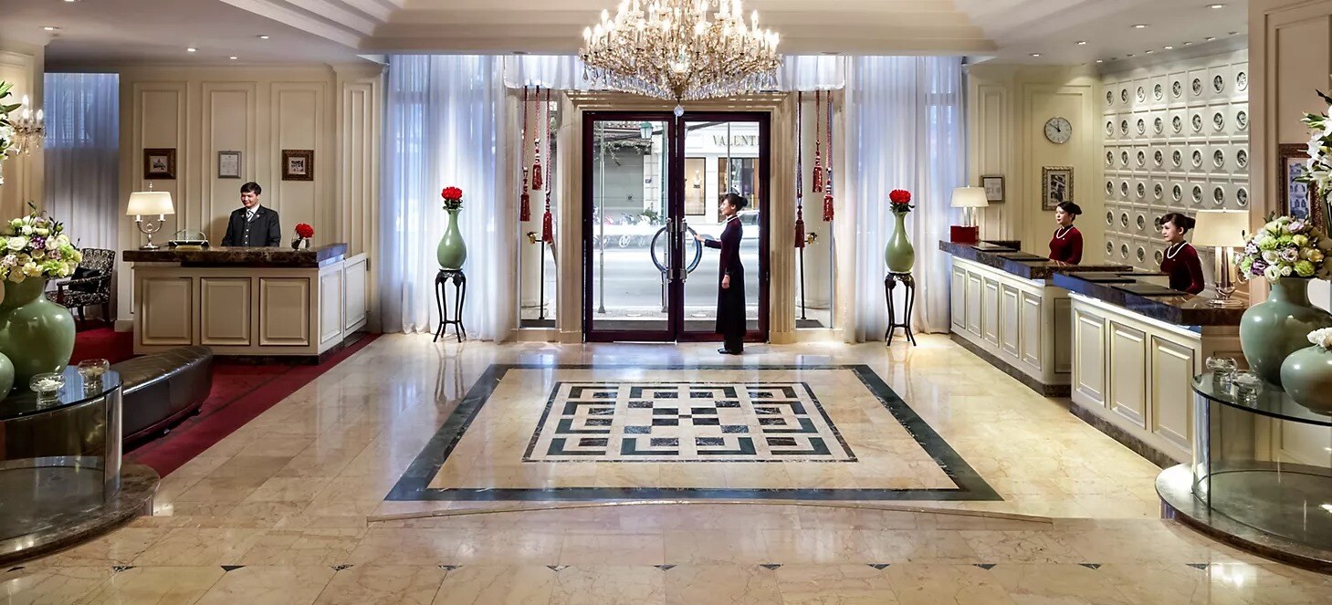 Sofitel-legend-metropole-hanoi-familienluxusreisen lobby mit personal