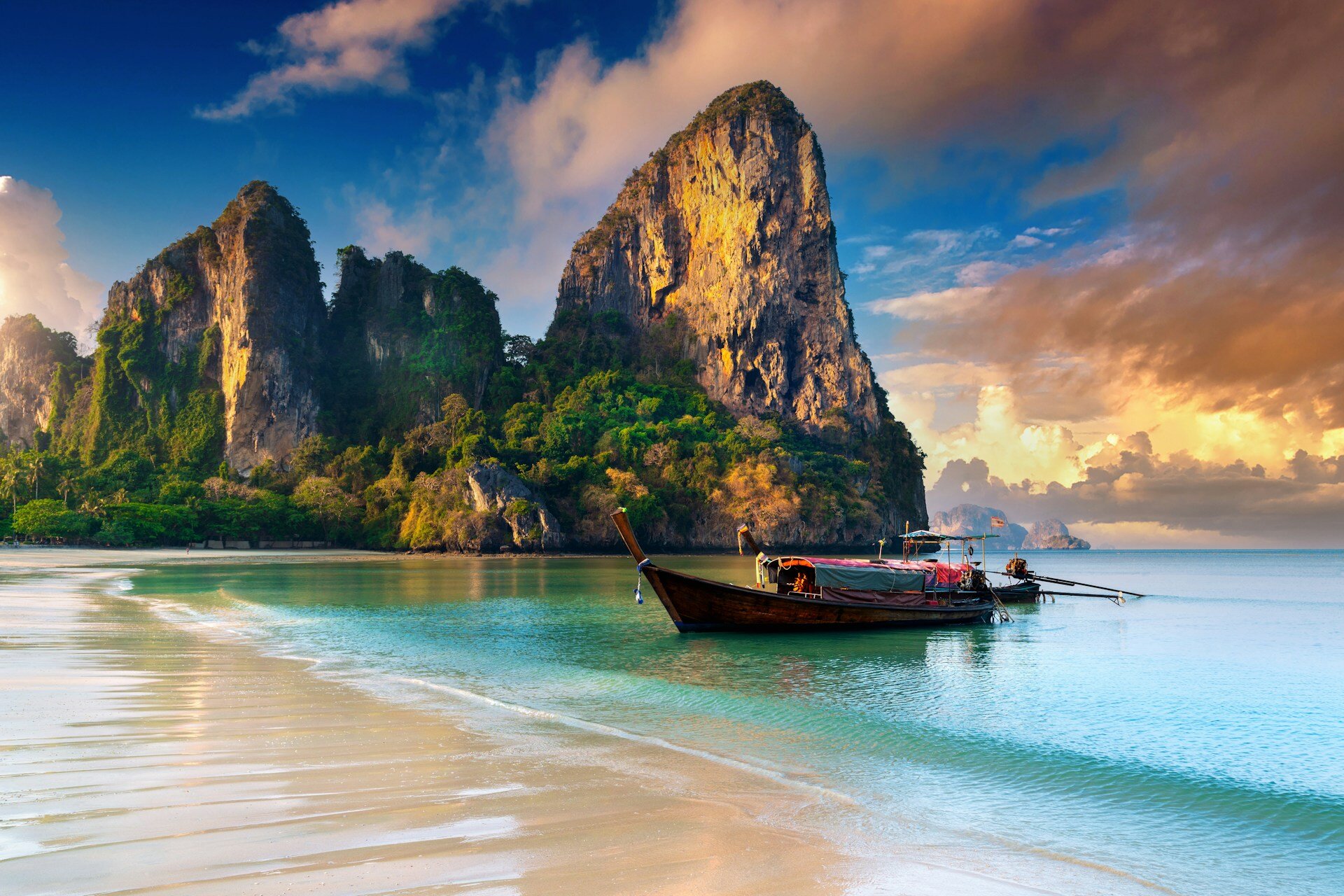 Thailand bucht mit boot im meer 