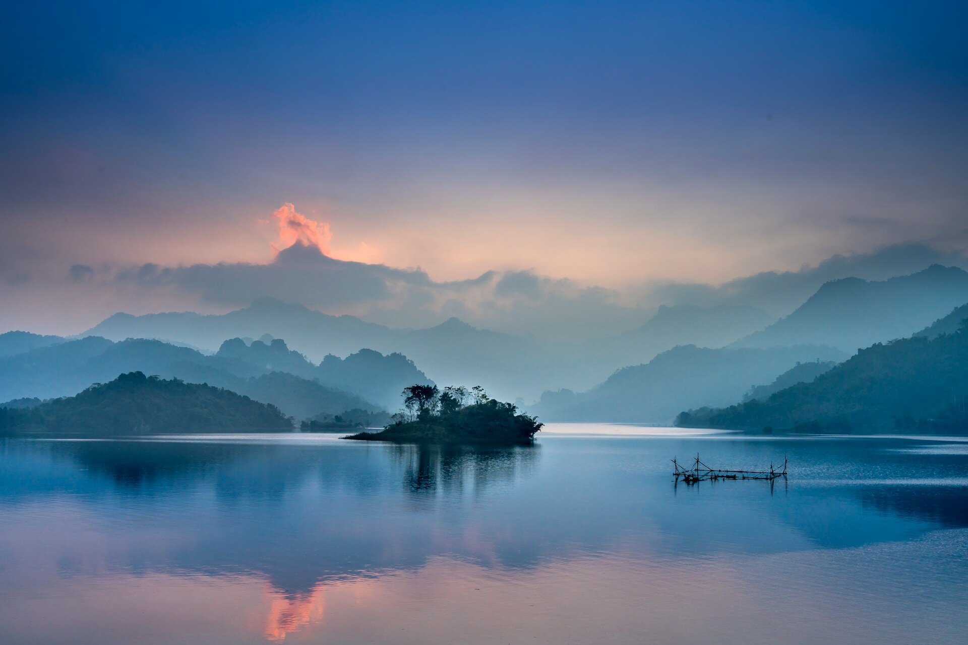 Vietnam nebel über meer 