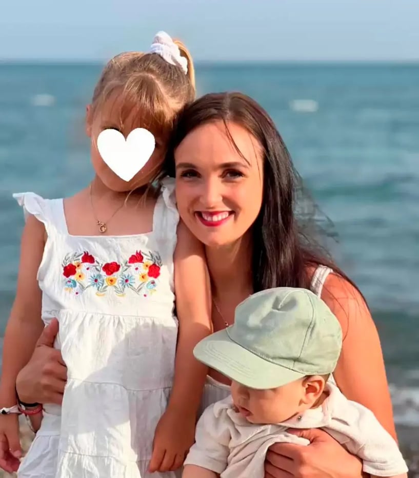 Alina Kalisch im Familienurlaub, am Strand mit ihren beiden Kindern