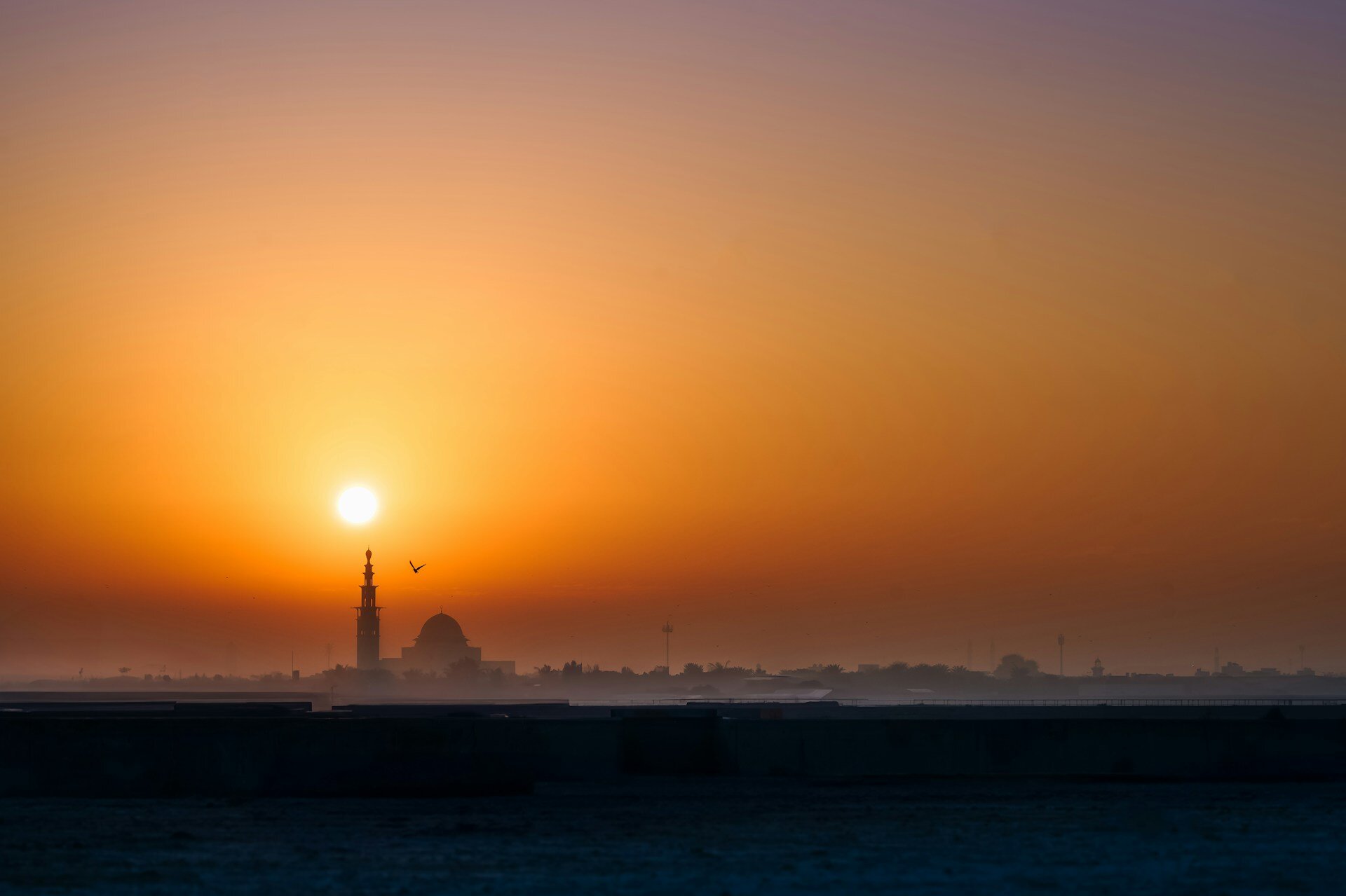 Sonnenuntergang über der Skyline von Ajman 