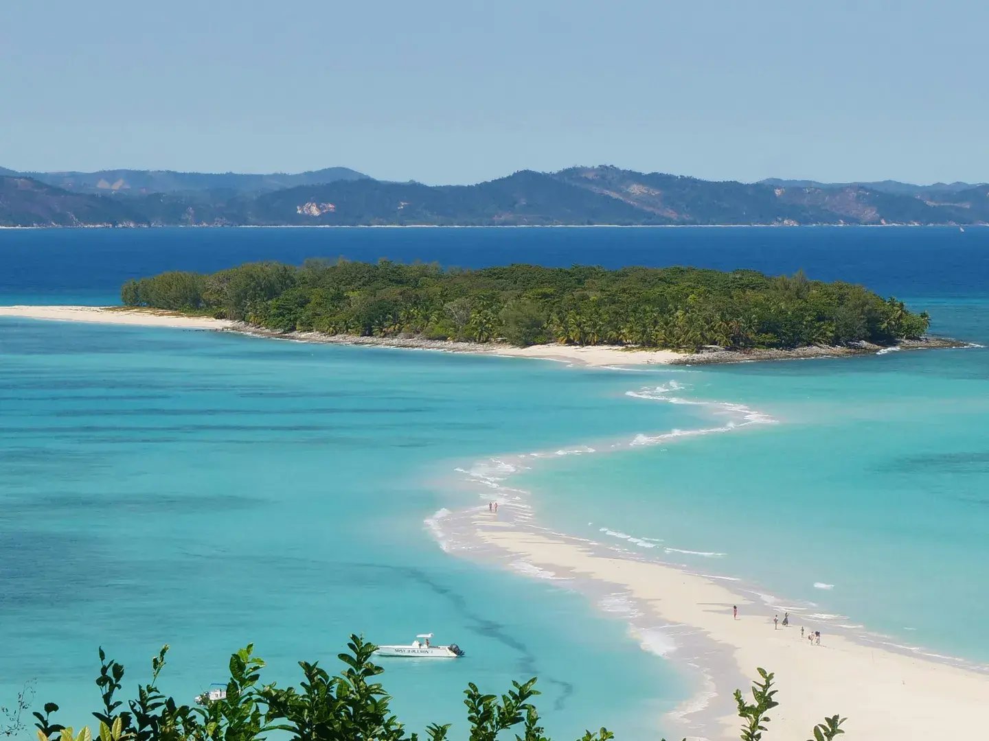 2-madagaskars-magische-sandbank-wandern-im-meer-zwischen-strand-und-insel-ein-ungewohnliches-erlebnis-fur-familienluxusreisen