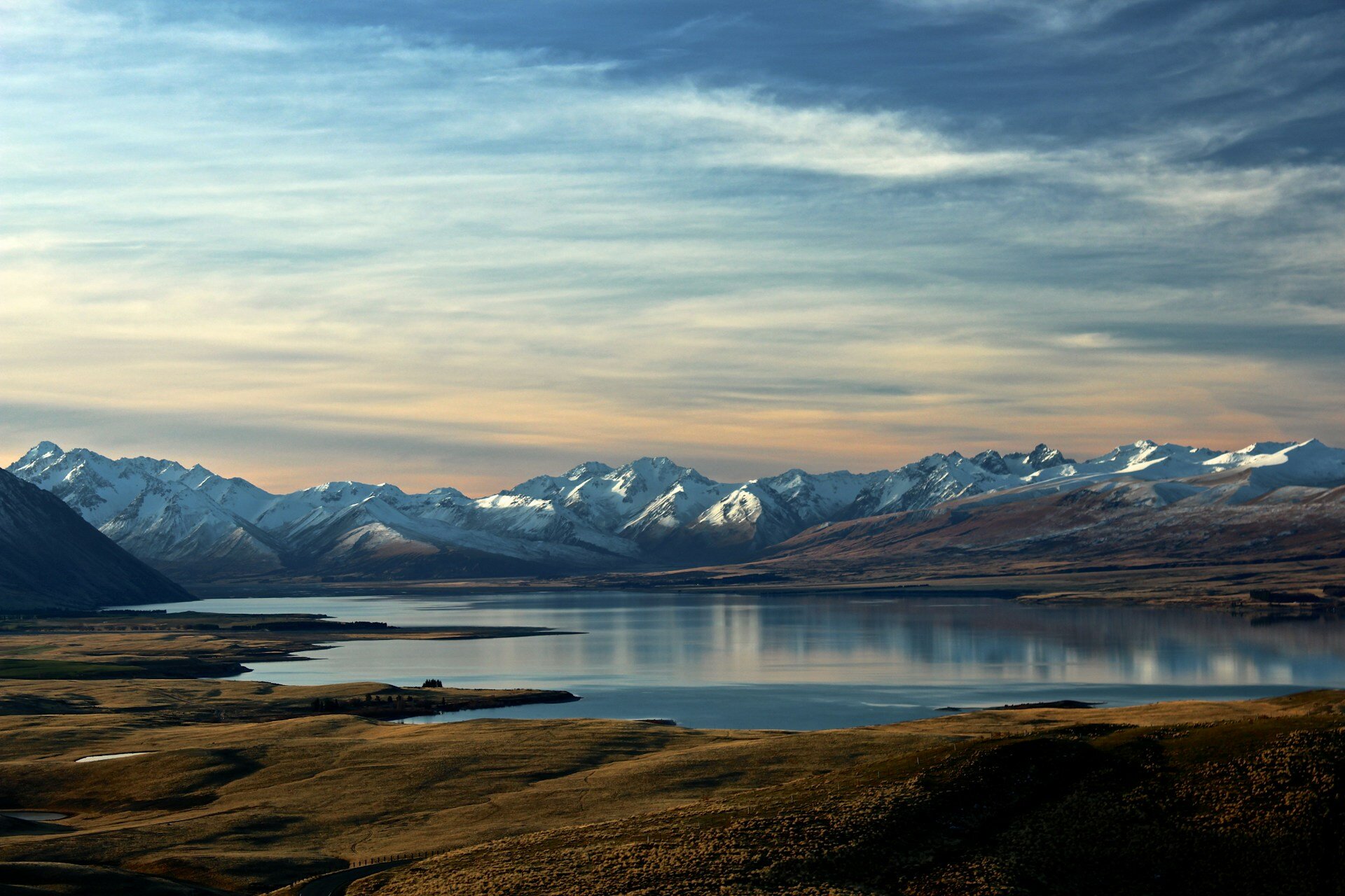 Blick über Lake Tekapo zu den Bergen