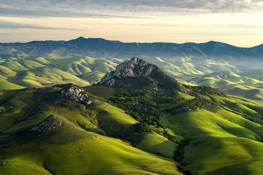 Grüne Landschaft und Berge