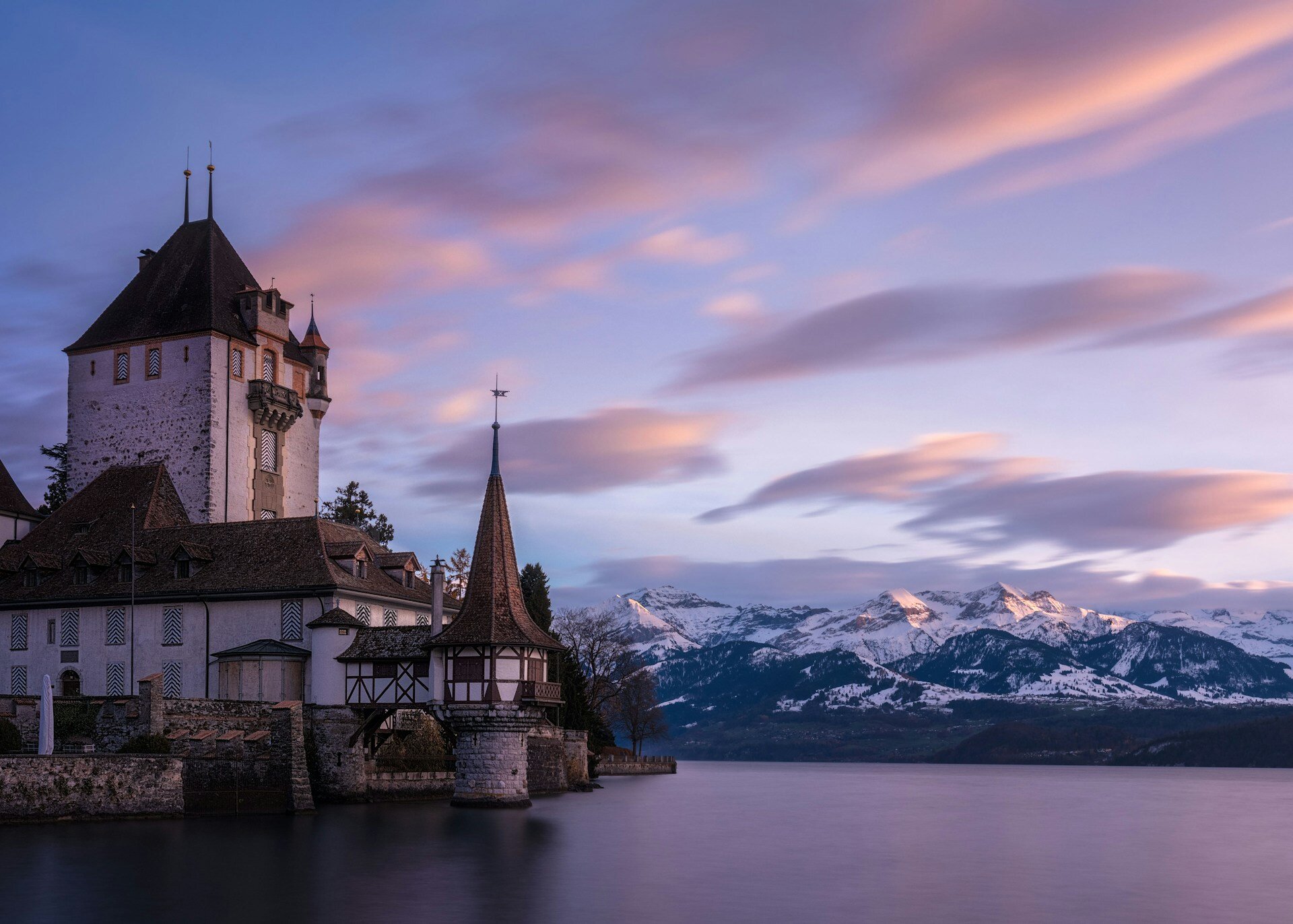 Schweiz See und Alpenpanorama bei Abenddämmerung