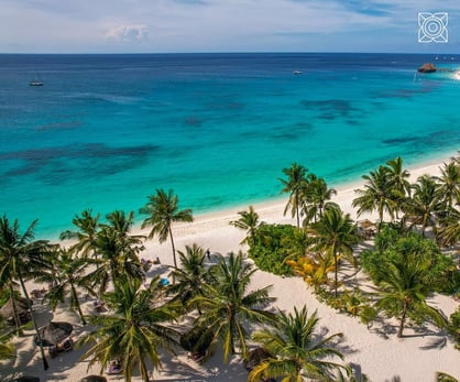 Strand von Kendwa mit Palmen gesäumten Strand und tiefblauem Meer.