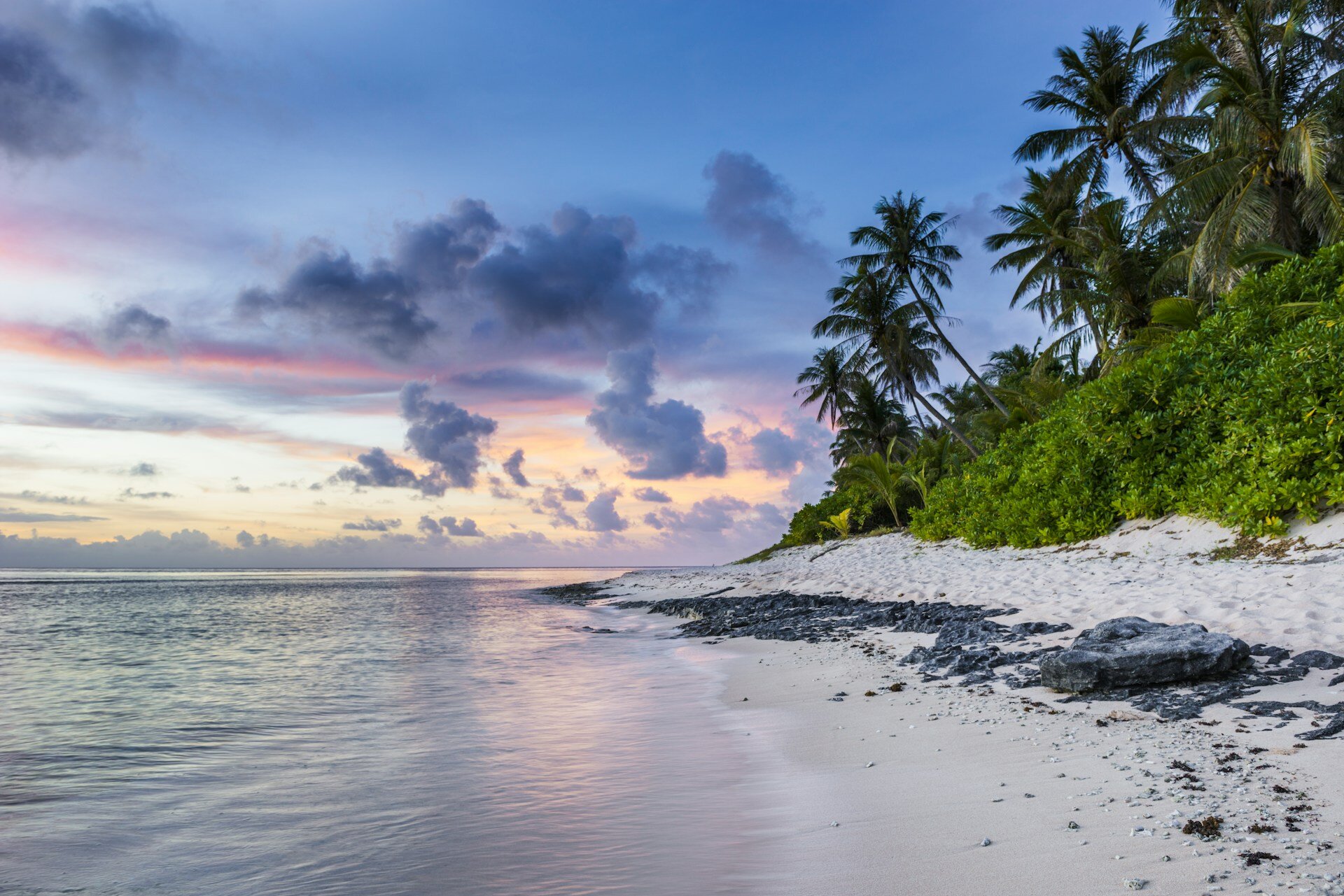 Tropischer Strand in der Abenddämmerung.