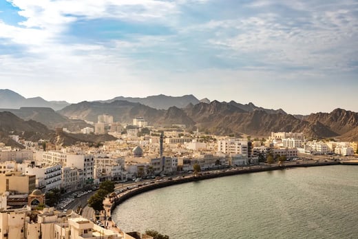 Skyline von Muscat am Meer, im Hintergrund ist das Gebirge zu sehen