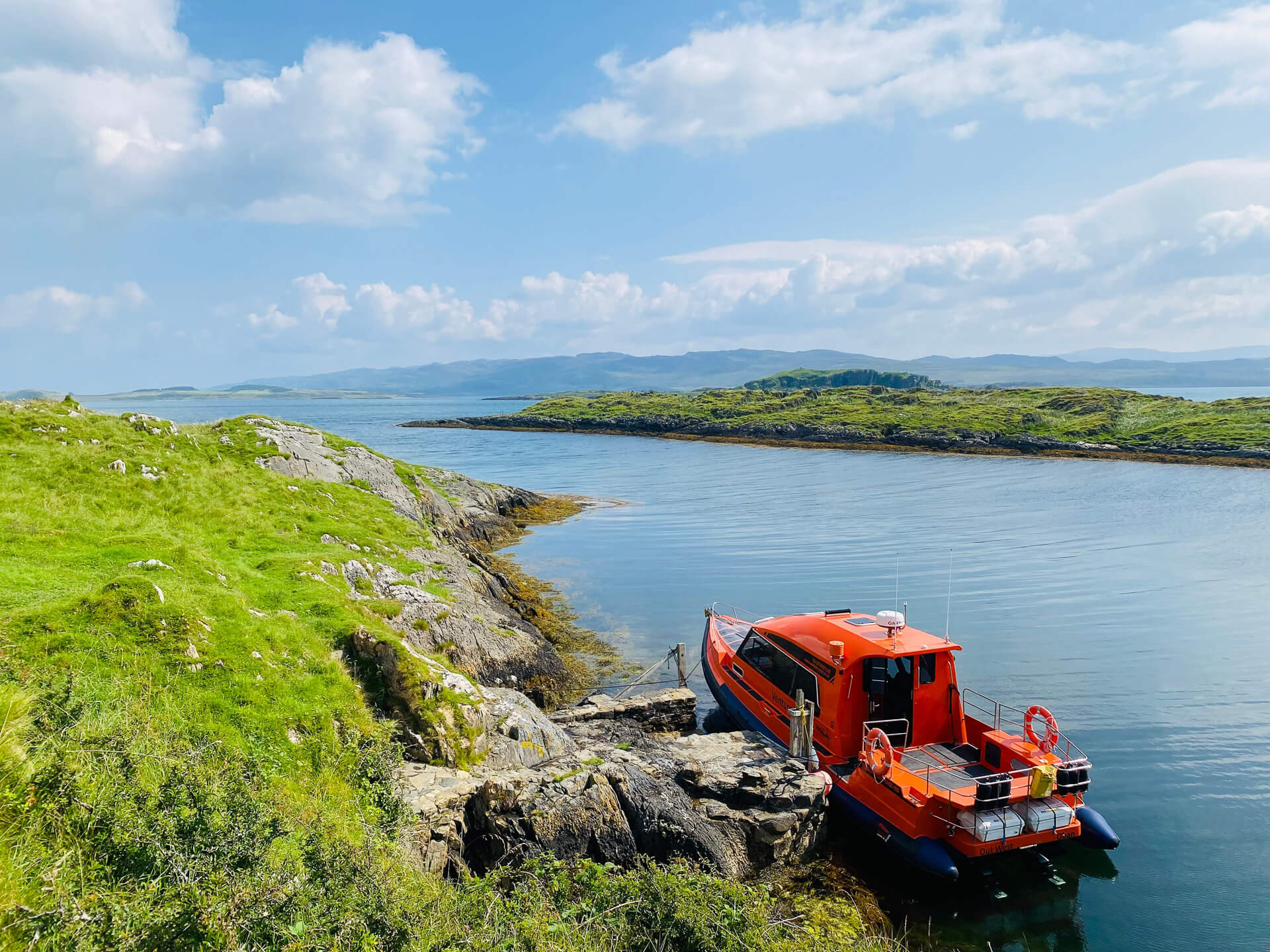 Rotes Schiff in einer Wasserlandschaft in Ayrshire, Schottland.