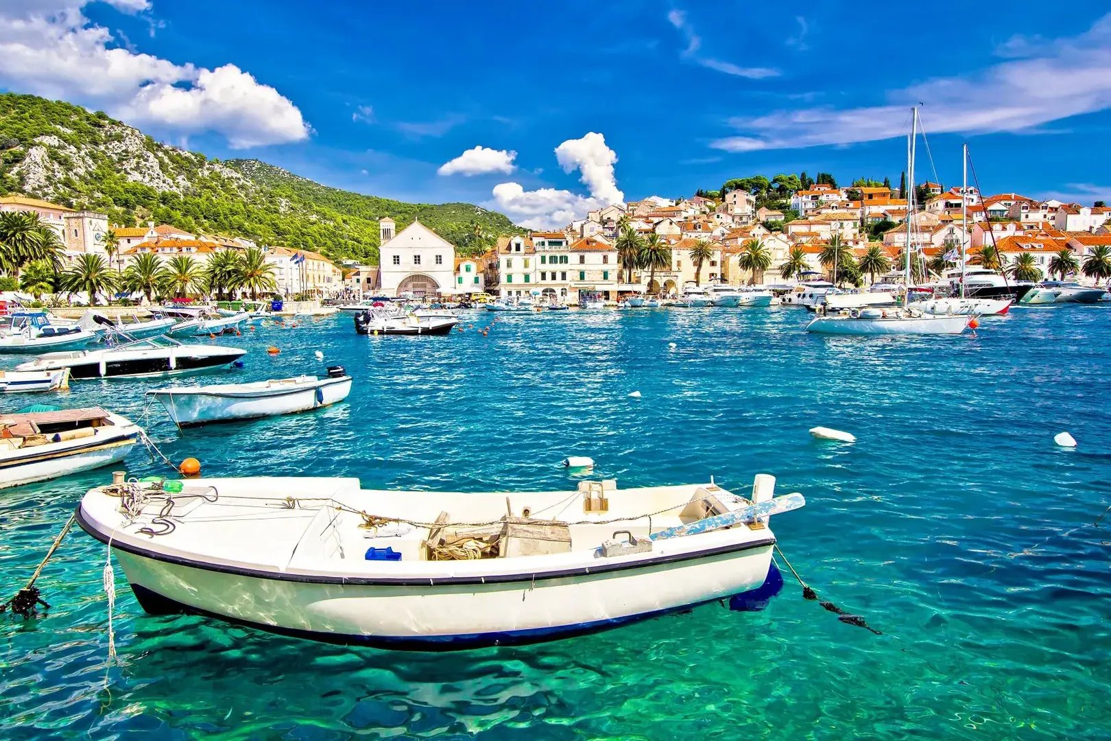 Fischerboot im Hafen eines mediterranen Ortes.