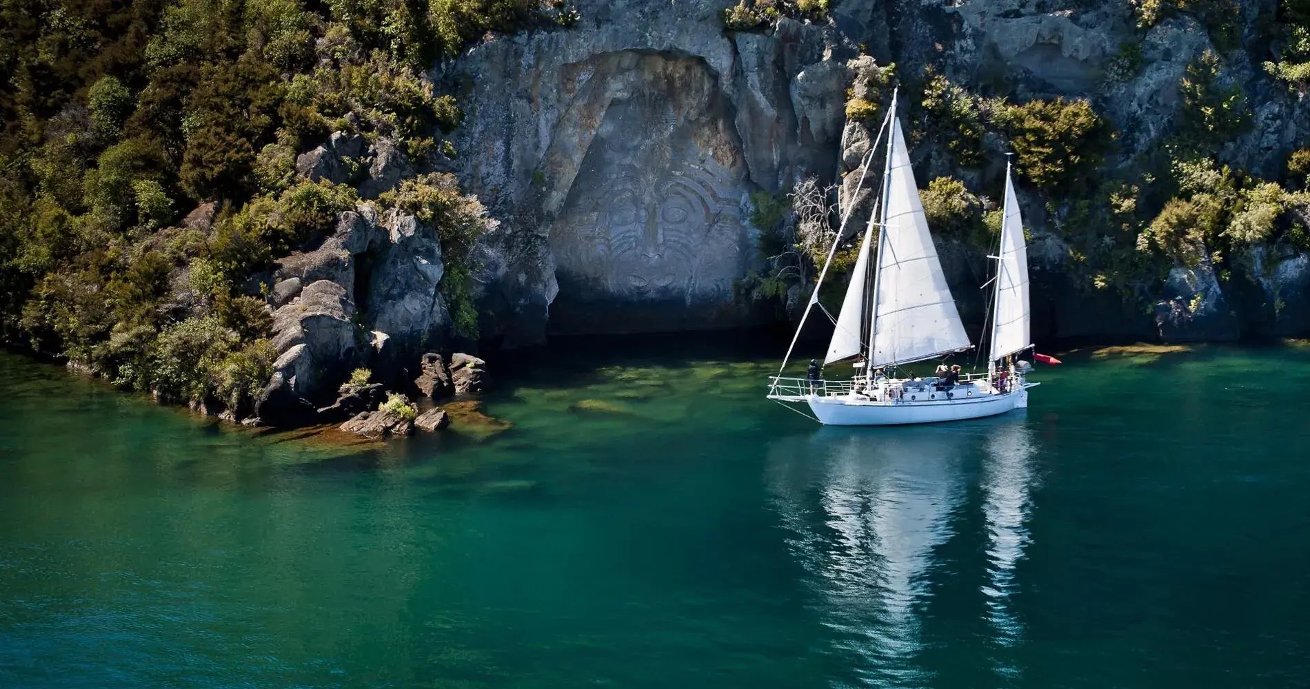 Segelschiff auf einem grünen See