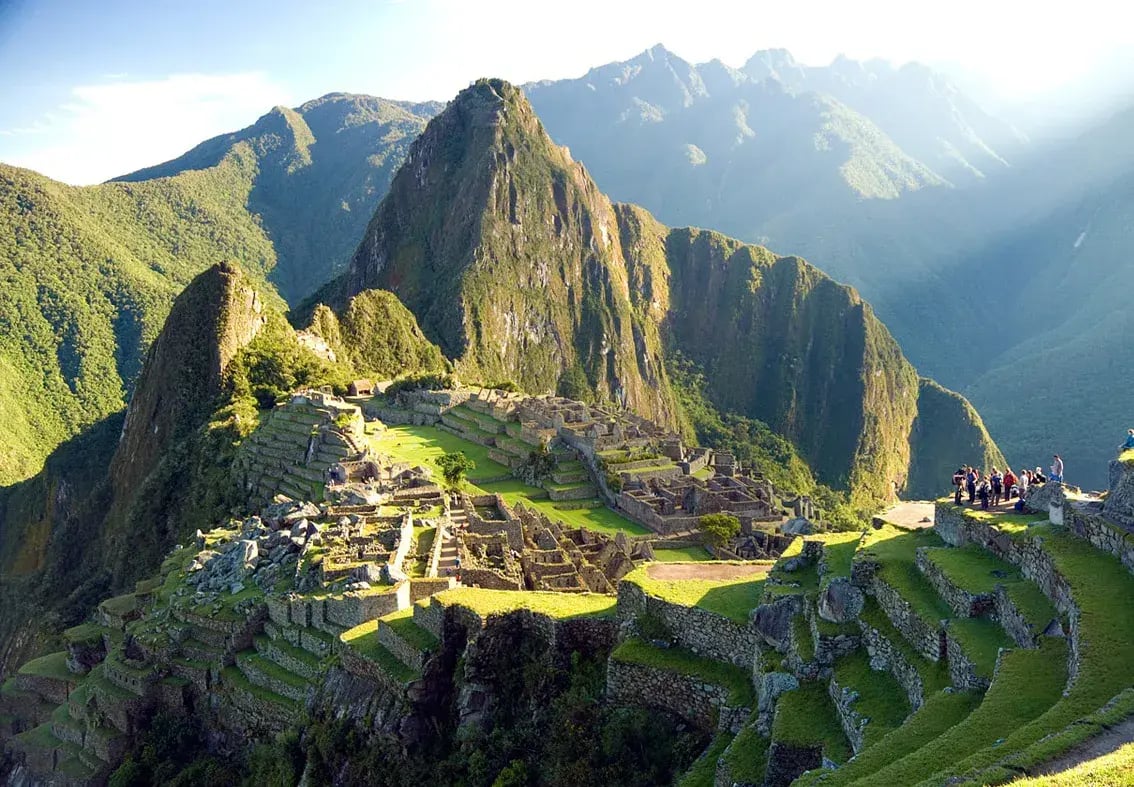 Machu Picchu in Peru bei strahlendem Sonnenschein von oben