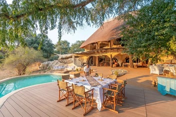 Chongwe House Aussenansicht der Lodge mit Outdoor Dining 