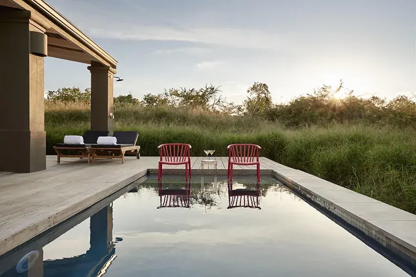 Farmstead Infinity Pool mit Ausblick auf Wildnis 