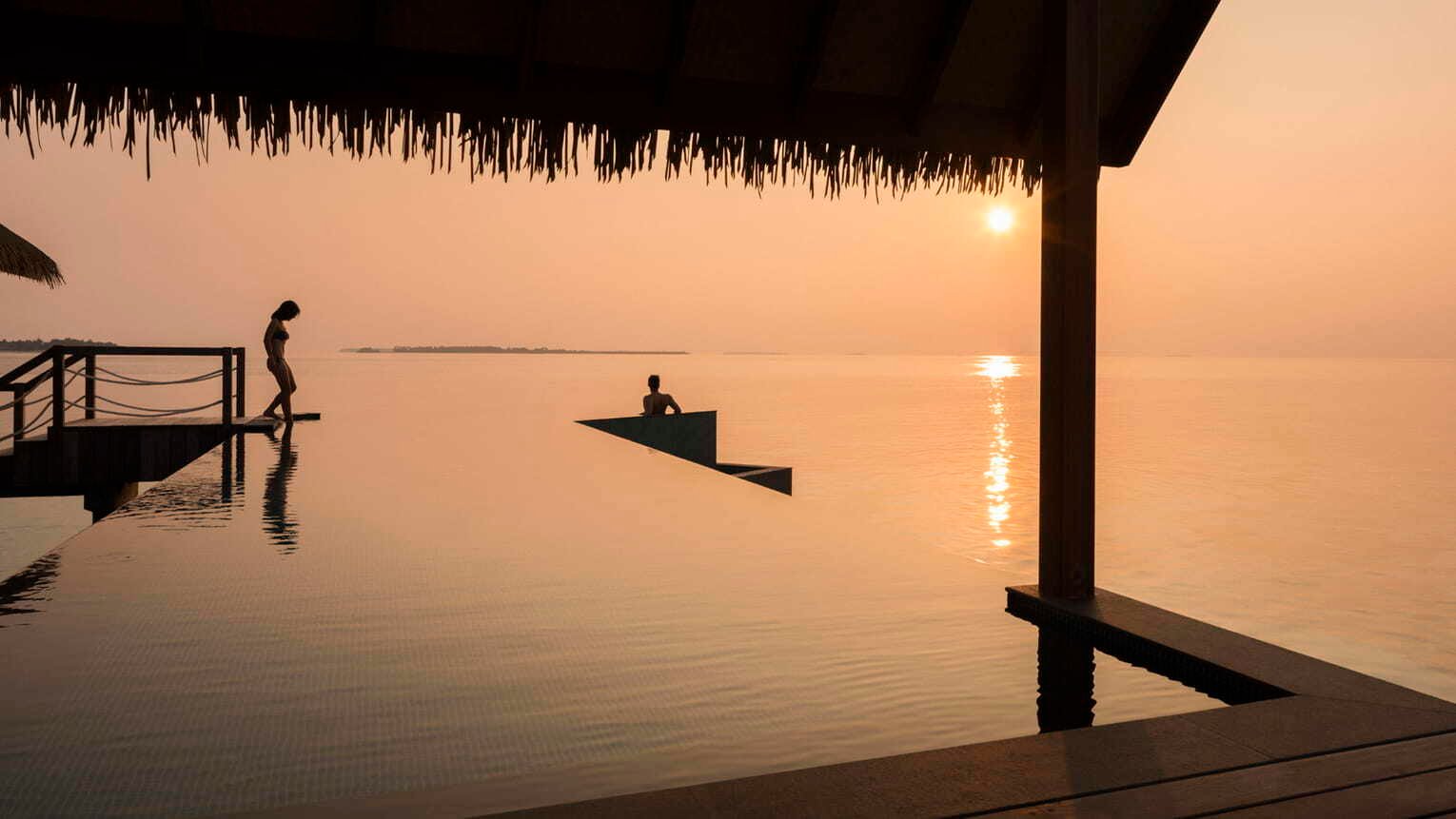 Four Seasons Private Island at Voavah Familienluxusreisen TheFamilyProject Infinity Pool