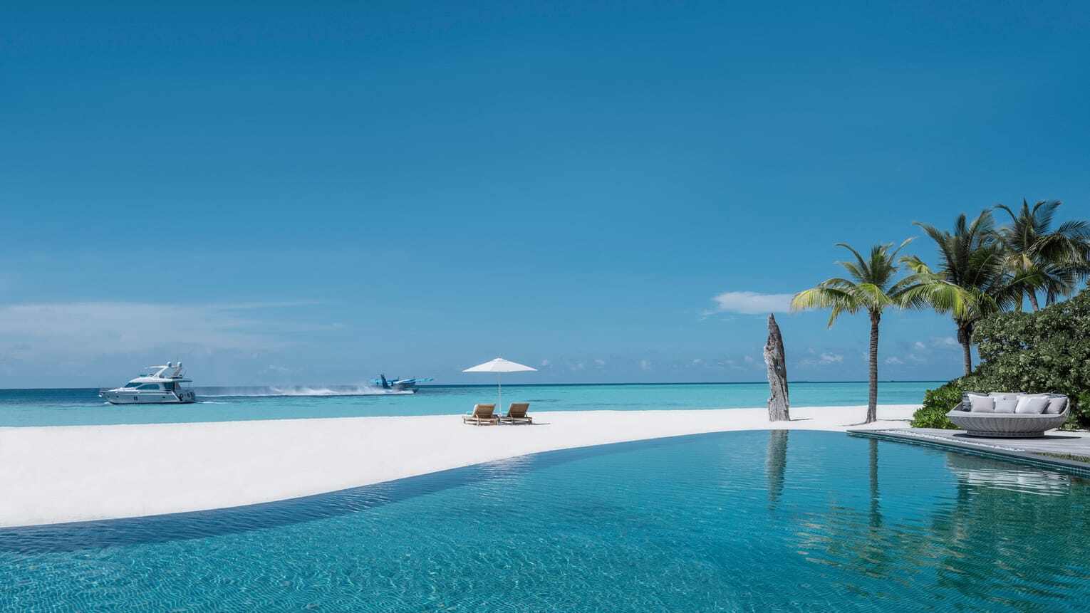 Four Seasons Private Island at Voavah Familienluxusreisen TheFamilyProject Pool Lounge