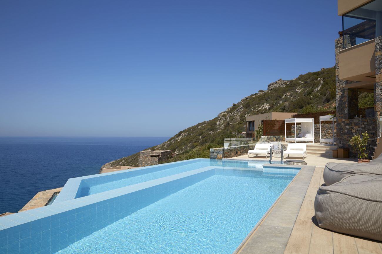 The Mansion Daios Cove Infinity Pool mit Ausblick