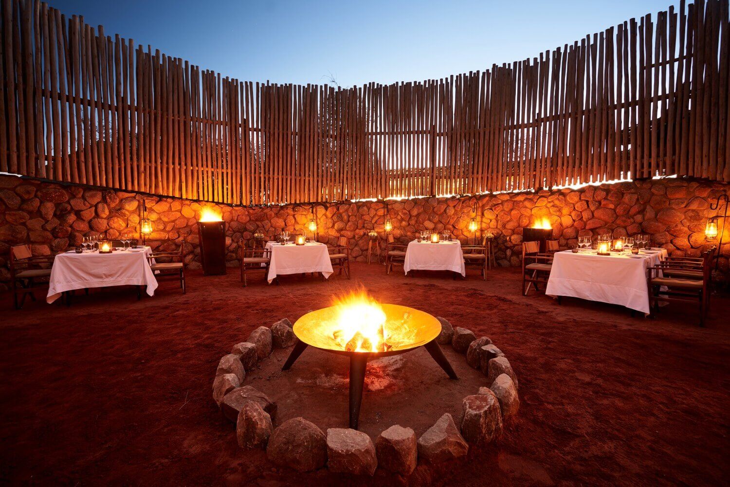 Tswalu Motse Safari Lodge Kalahari Familienluxusreisen TheFamilyProject Feuer