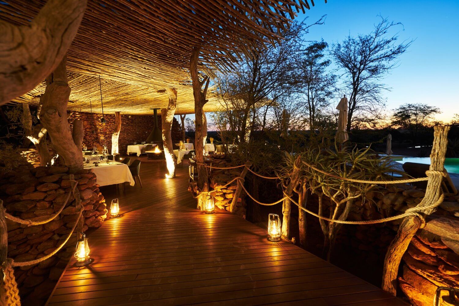 Tswalu Motse Safari Lodge Kalahari Familienluxusreisen TheFamilyProject Terrasse Nachts