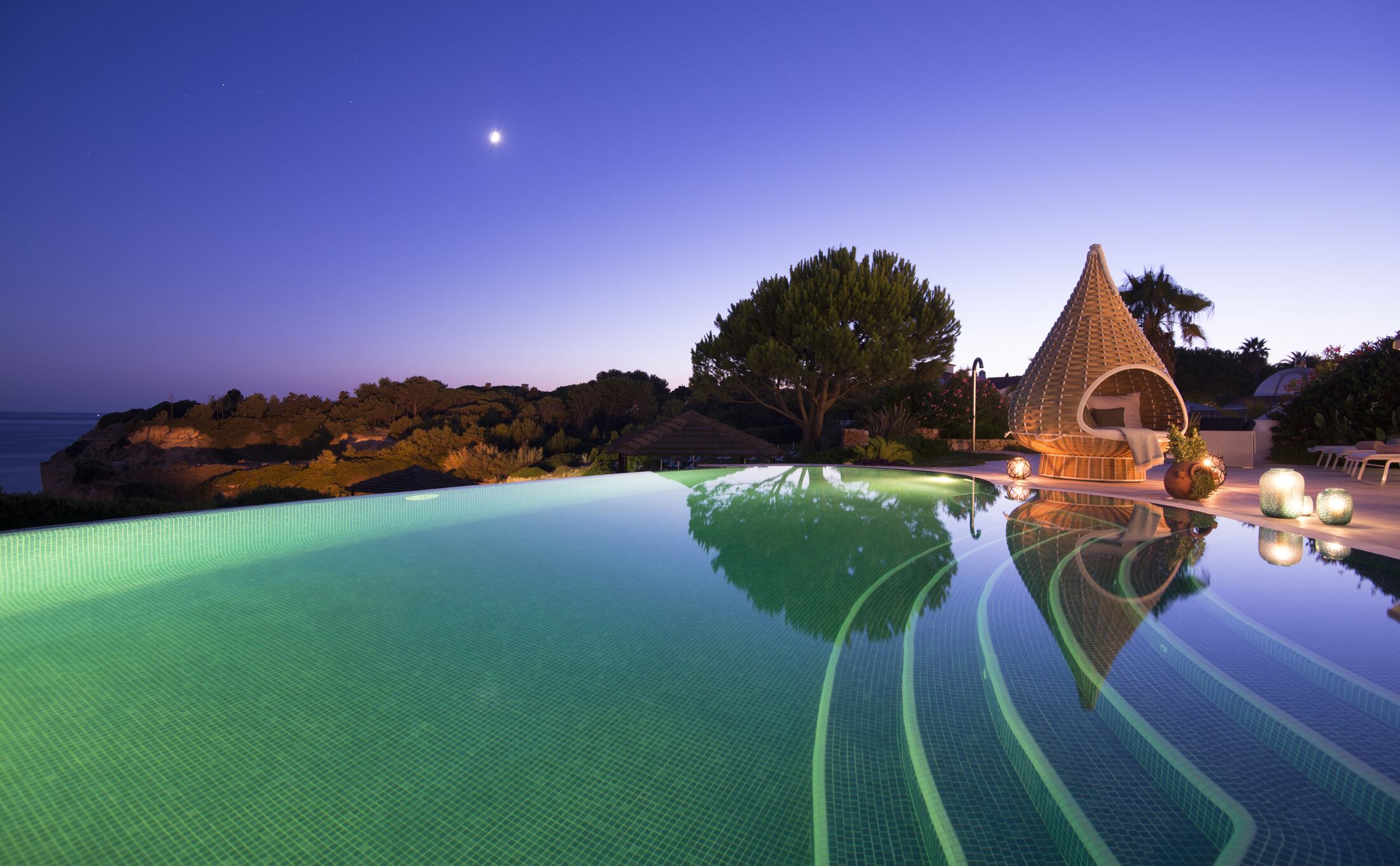 Vila Praia Pool bei Nacht