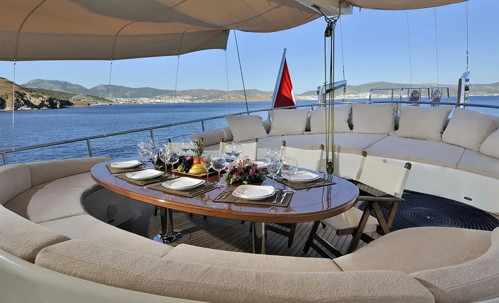 DOLCE MARE Aft deck (2).jpg