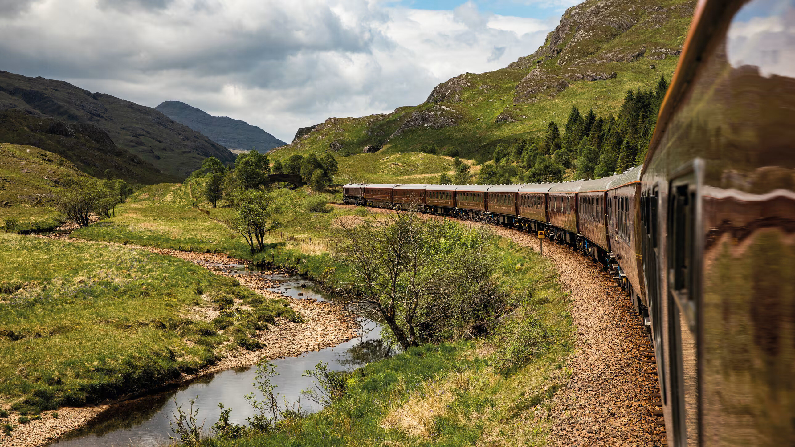 Royal Scotsman Train Scottland Familienluxusreisen TheFamilyProject Zug in Landschaft