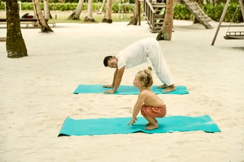 Kinderyoga mit Guide auf den Malediven 