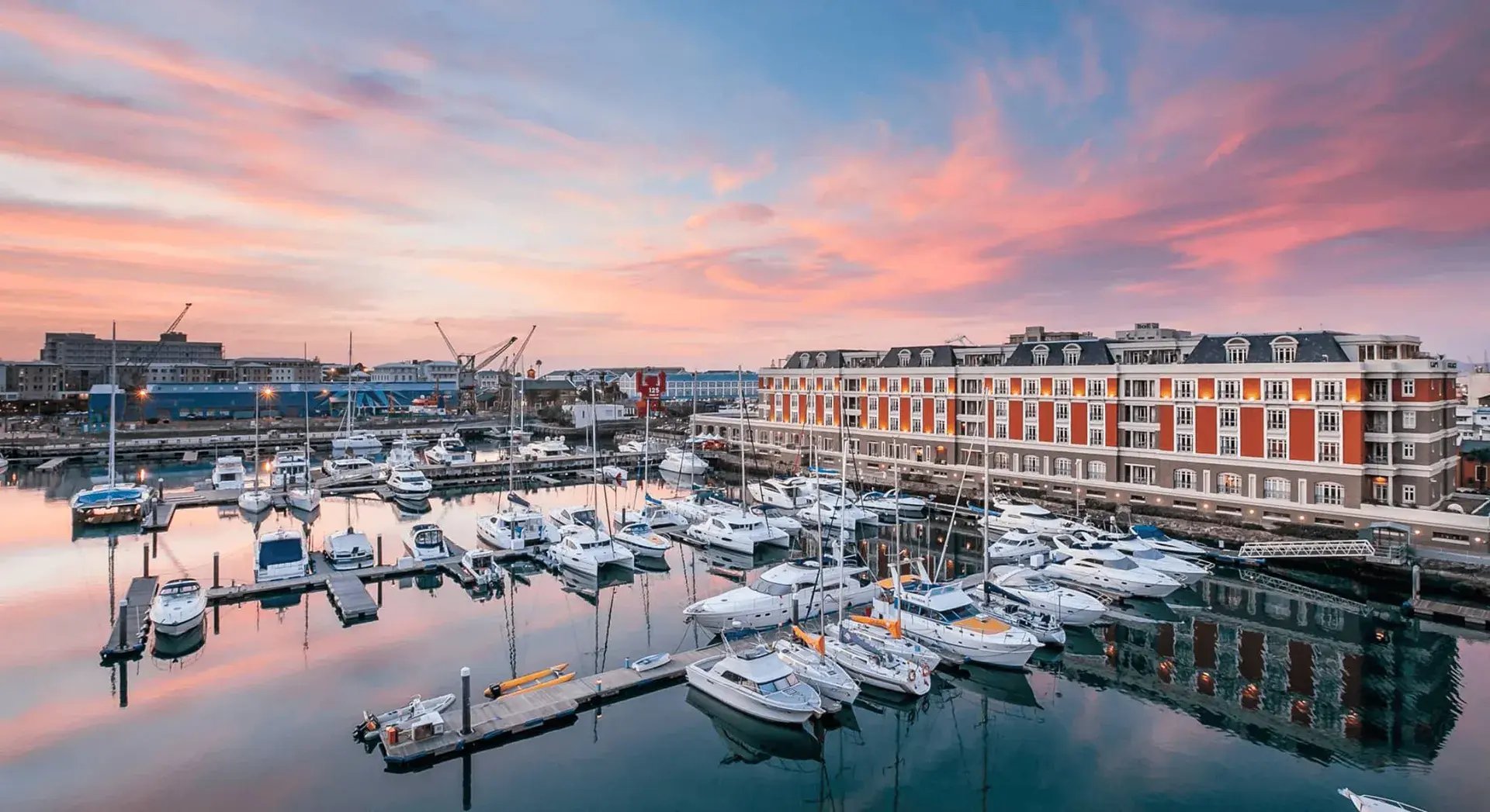 Hafen an der Victoria & Alfred Waterfront mit großem Hotel im Hintergrund.