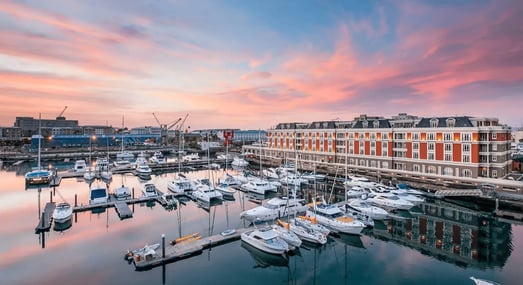 Hafen an der Victoria & Alfred Waterfront mit großem Hotel im Hintergrund.