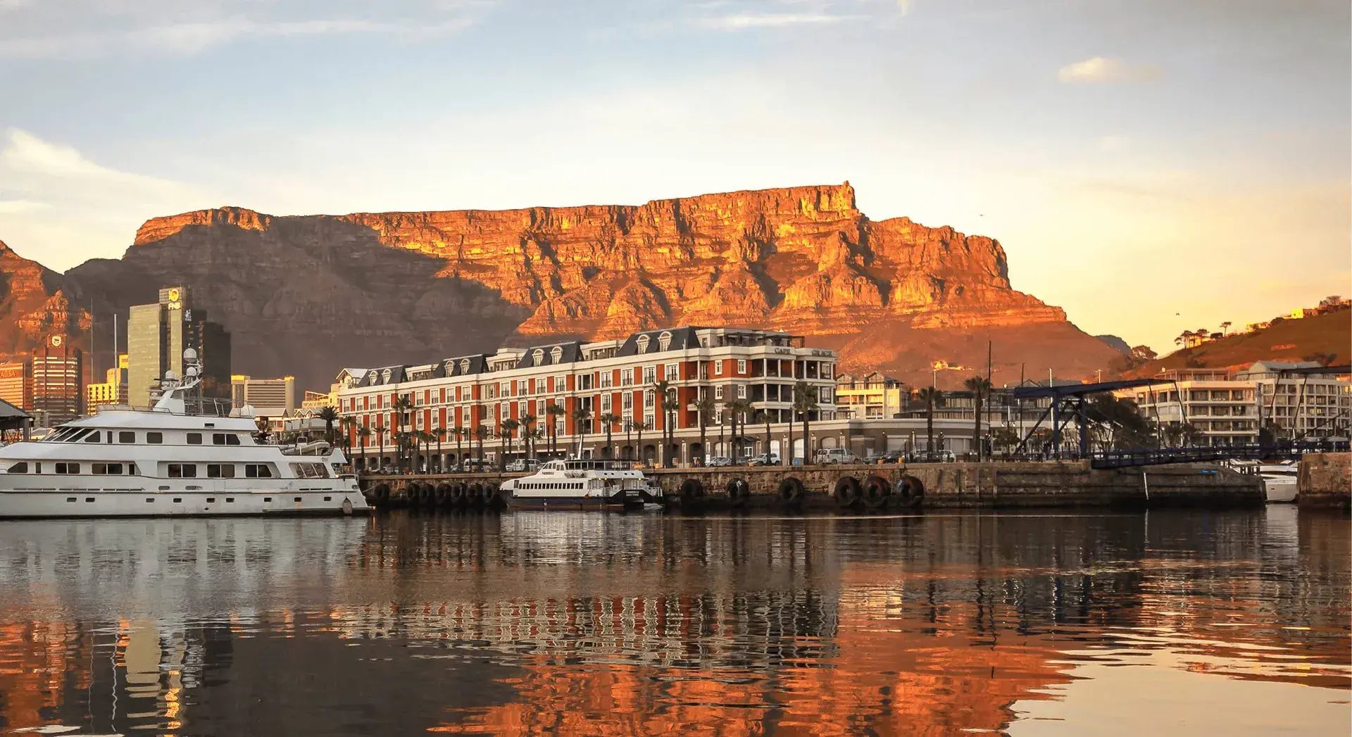 Hotel an der Victoria & Alfred Waterfront mit Blick auf den majestätischen Tafelberg.