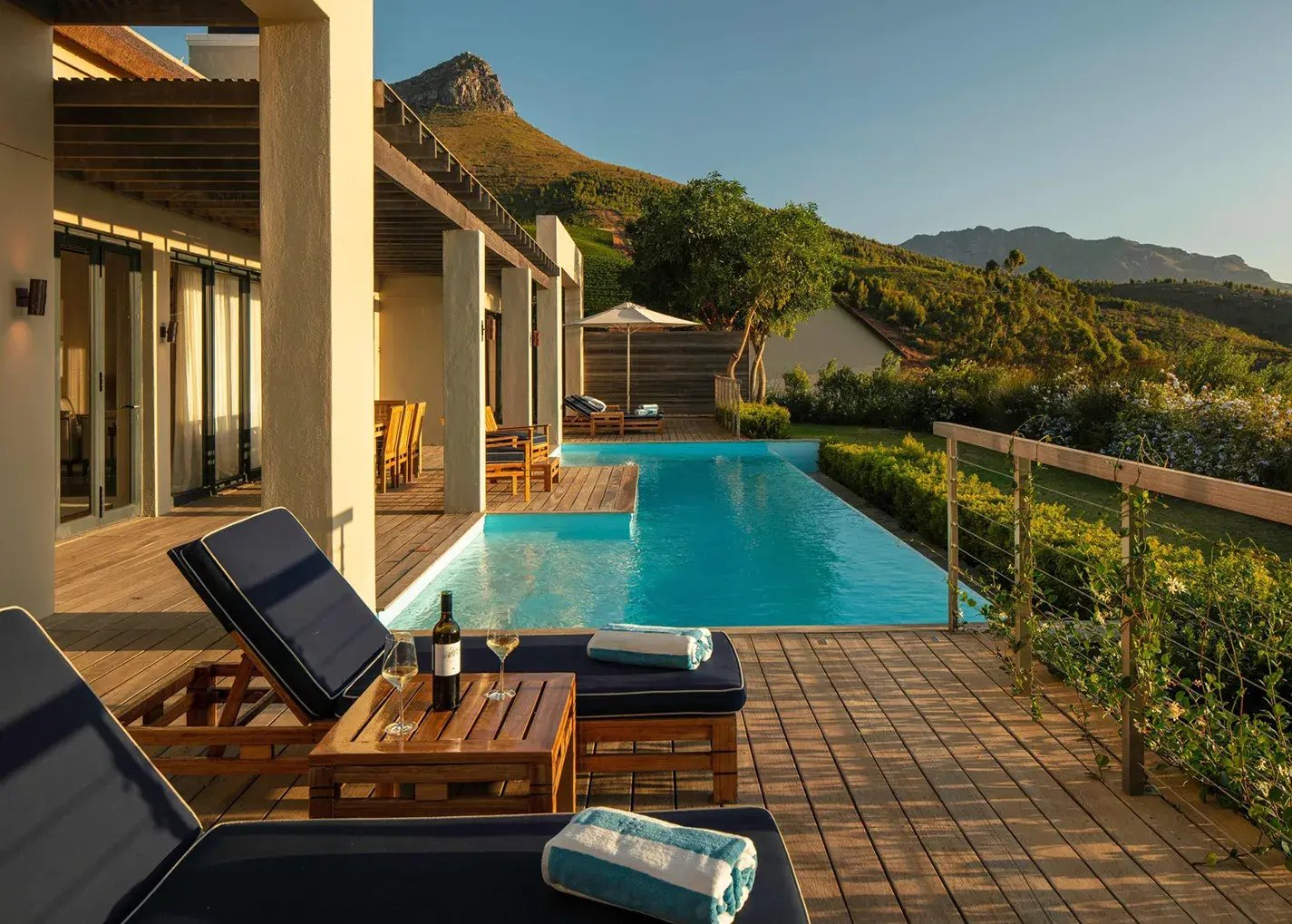 delaire graff estate stellenbosch sudafrika afrika swimming pool ausblick landschaft terrasse the family project luxus familie kinder reisen