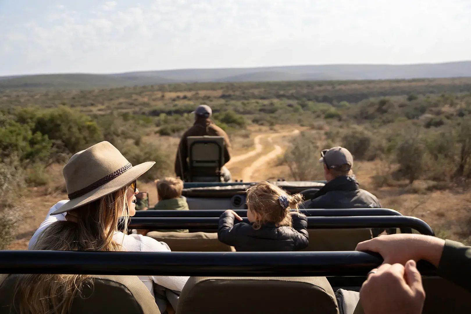 Eine Familie ist auf Safari in Südafrika mit zwei Guides.