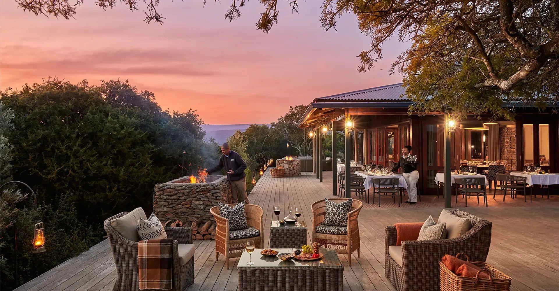 Restaurant mit Terrasse bei rotem Abendhimmel.