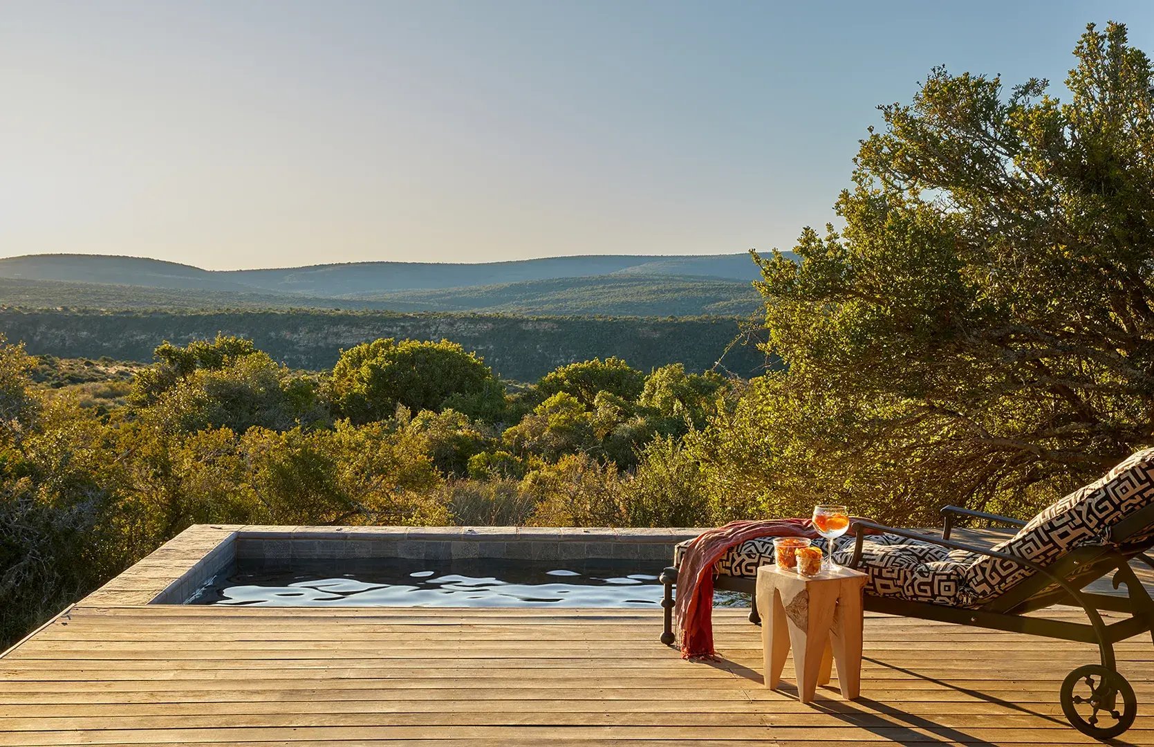 Blick von einer privaten Terrasse mit Pool in die südafrikanische Landschaft.