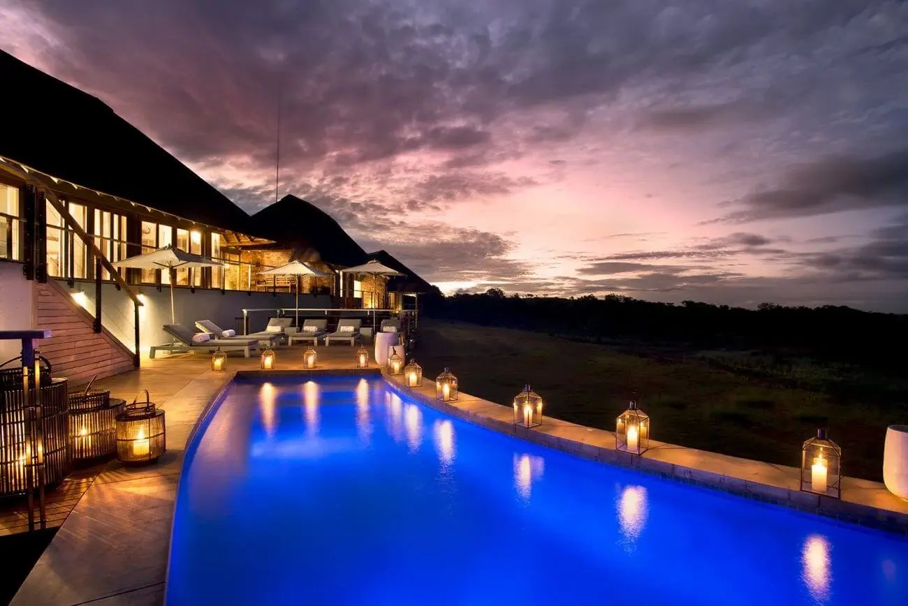 Mhondoro Safari Villa Lodge Familienluxusreisen TheFamilyProject Infinity Pool