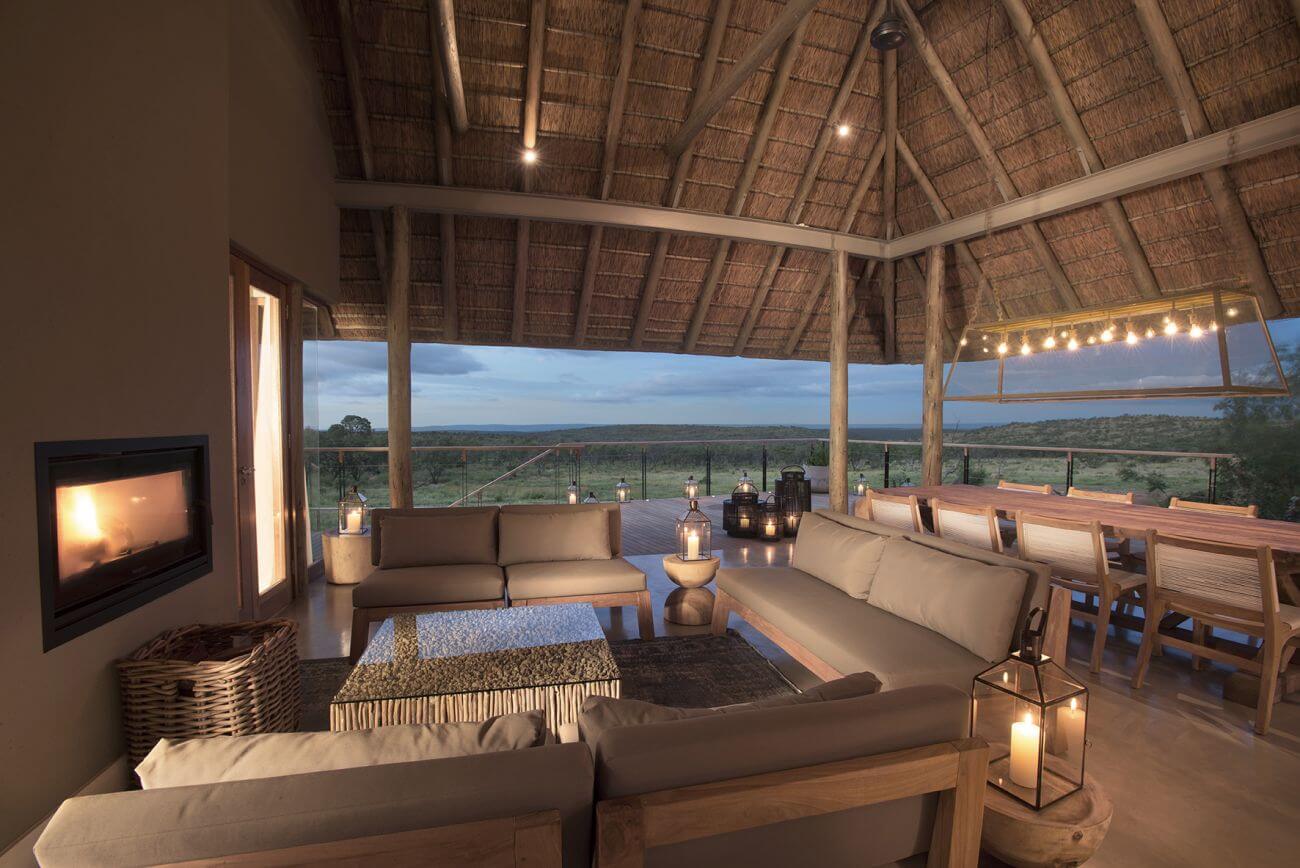 Mhondoro Safari Villa Lodge Familienluxusreisen TheFamilyProject Wohnbereich