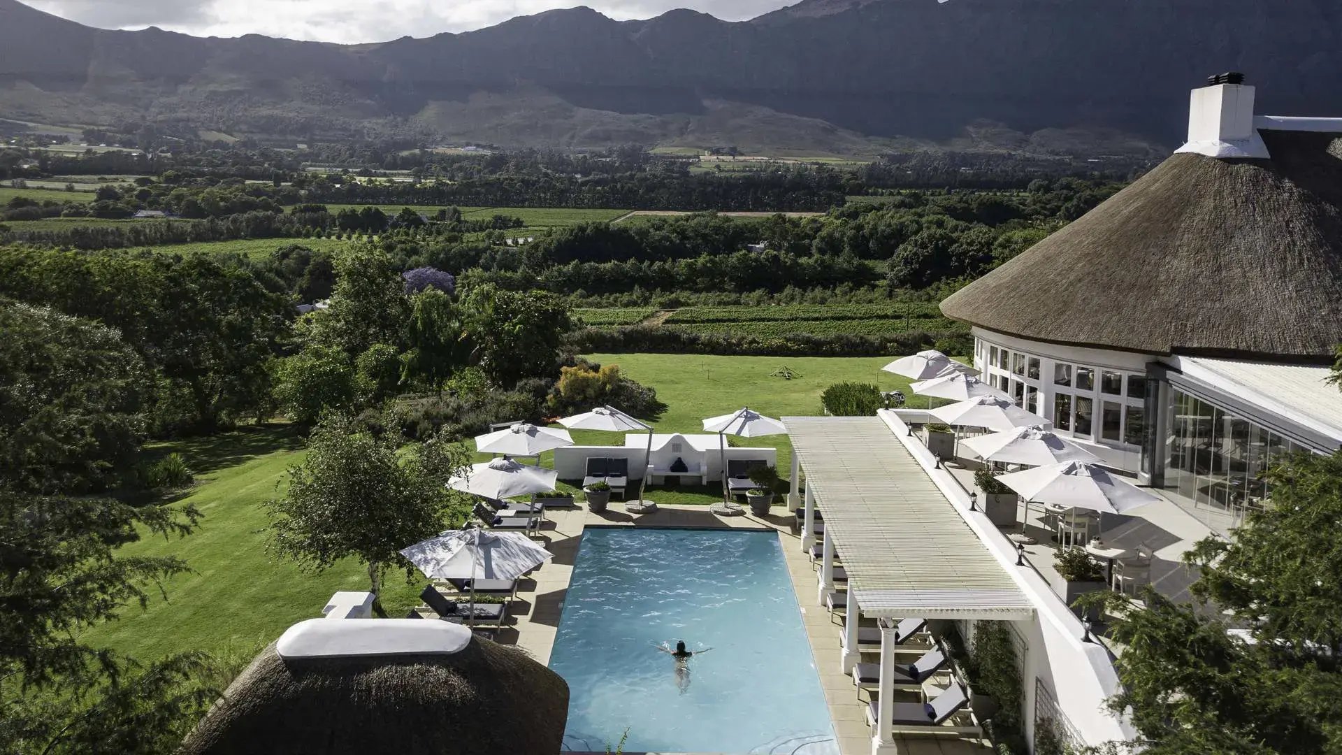 Edle Hotelanlage mit Anwesen und Pool aus der Vogelperspektive.