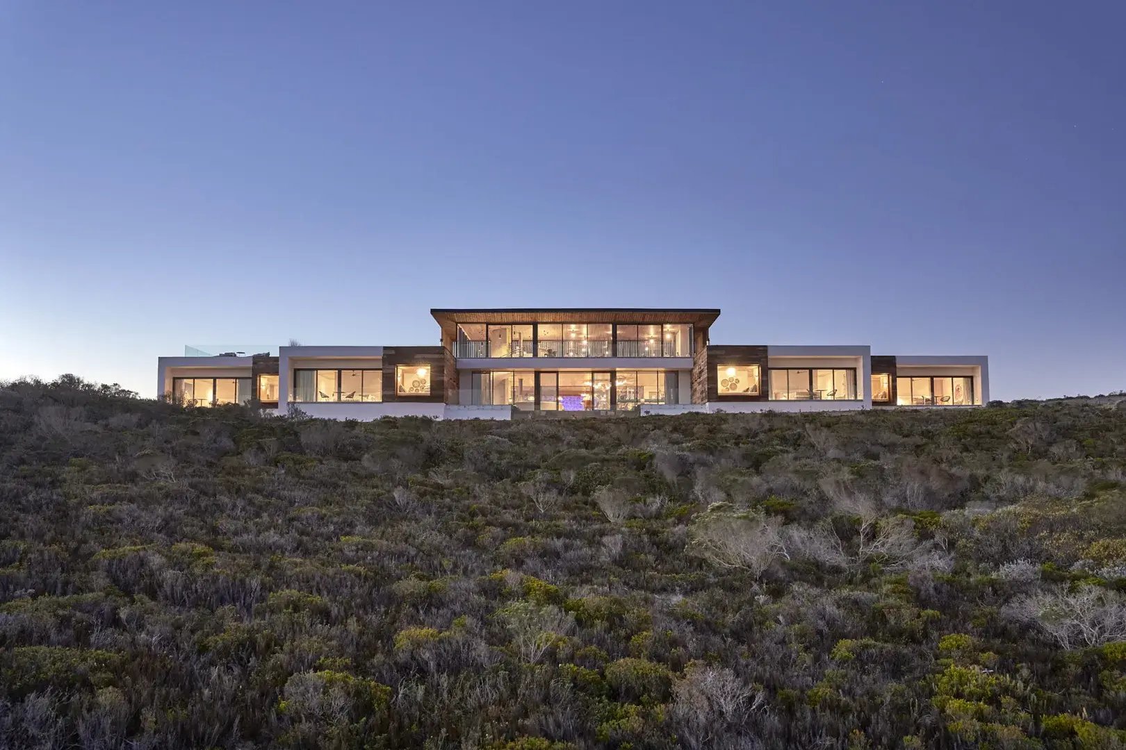 Beleuchtete Beach Lodge zur blauen Stunde.