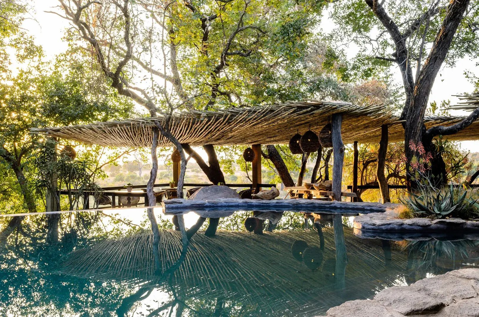 singita boulders sabi sand nature reserve sudafrika afrika pool terrasse liegen exklusiv the family proj kopie