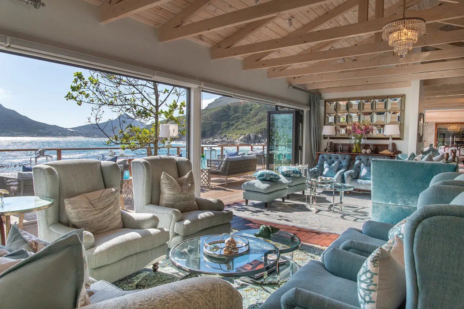 Lounge mit gemütlichen Polstermöbeln und einer Panoramasicht auf das Meer.